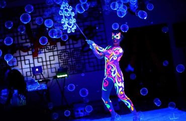 Ультрафиолетовое шоу мыльных пузырей